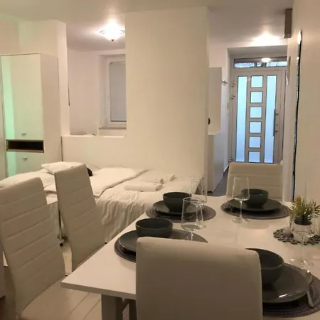 Modern Center Studio Under The Castle - Free Parking Appartamento *